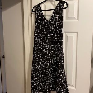 Cross-back Patterned black and white dress